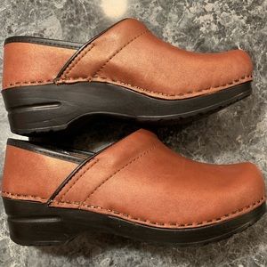 New Dansko Copper Clogs Sz 38